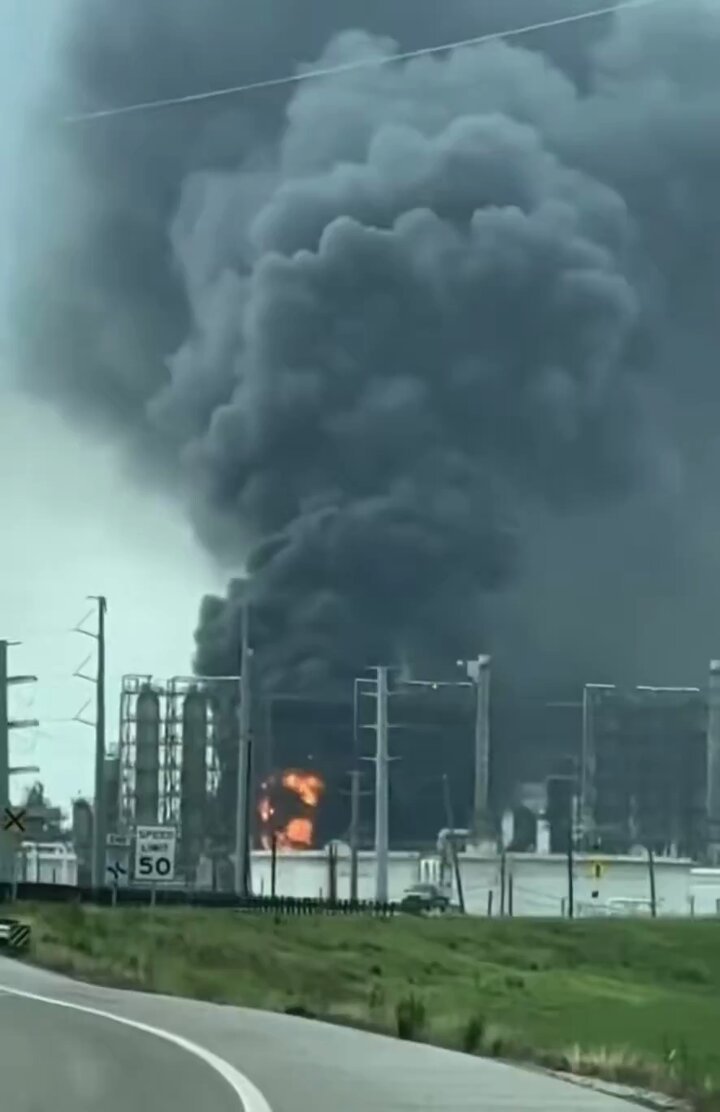 Texas Petrol Rafinerisinde Patlama: Yangın Çıktı