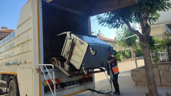 Karaman Sokakları Tertemiz: Belediye Başkanlığı Çöp Konteynerlerini Dezenfekte Ediyor
