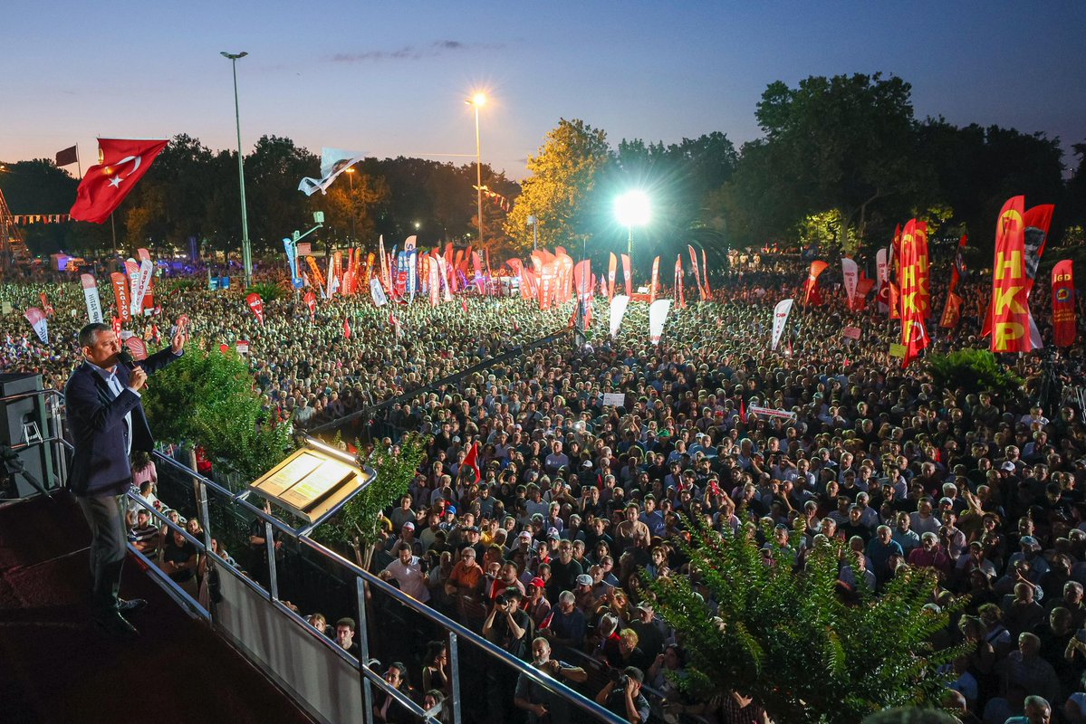 CHP Lideri Özel, Saraçhane'de Adalet Yürüyüşü Gerçekleştirdi