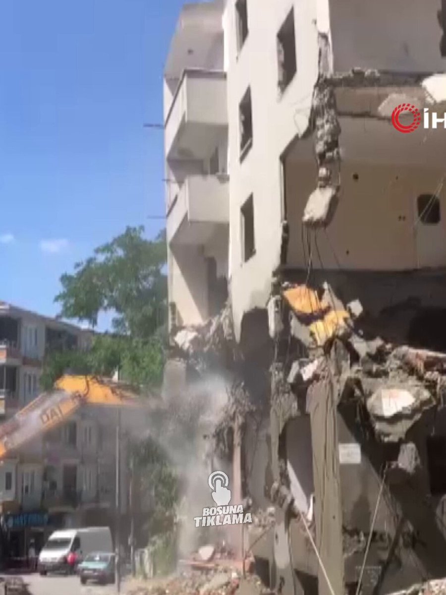 Esenyurt'ta Kontrollü Yıkım Sırasında Bina Sokağa Devrildi