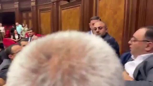 Ermenistan Meclisi'nde Kavga: Milletvekili Tartışması Fiziksel Mücadeleye Dönüştü