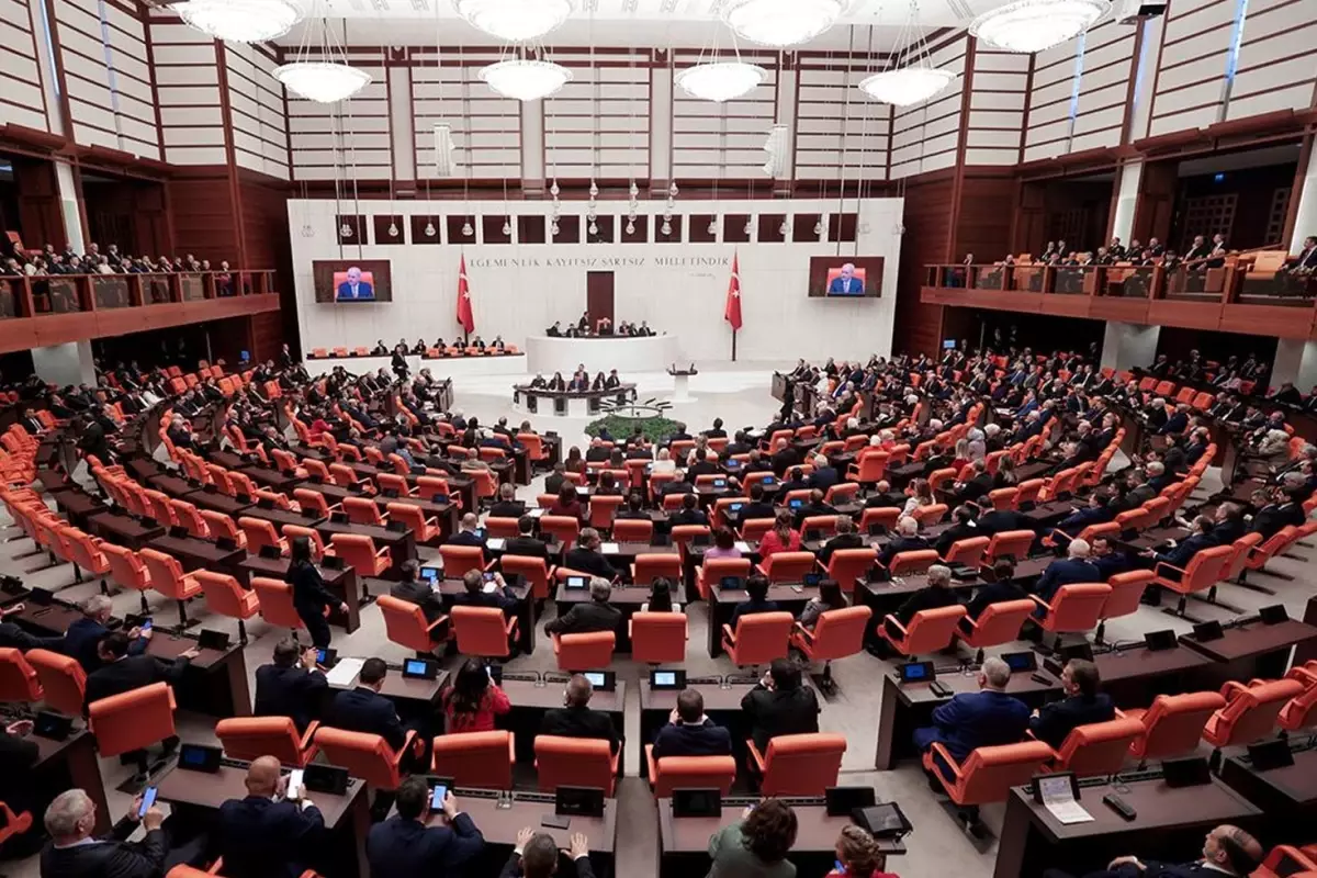 DEVA Partili İki Vekil CHP'ye Katılıyor: Özgür Özel'den Bakırköy Mitinginde Duyuru Bekleniyor