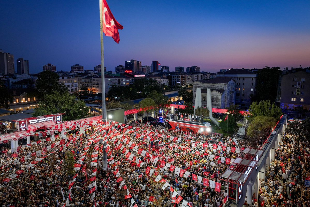 CHP Genel Başkanı Özgür Özel Bakırköy'de Coşkulu Kalabalığı Bir Araya Getirdi.
