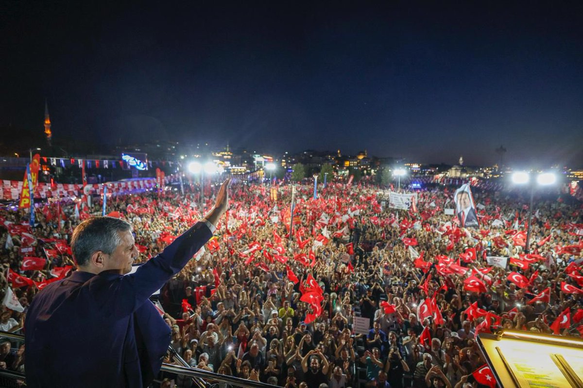 Özgür Özel: 'Milletin Gözüne Bakıyoruz, Onlara Zulmedenler Sokağa Çıkamıyor!'