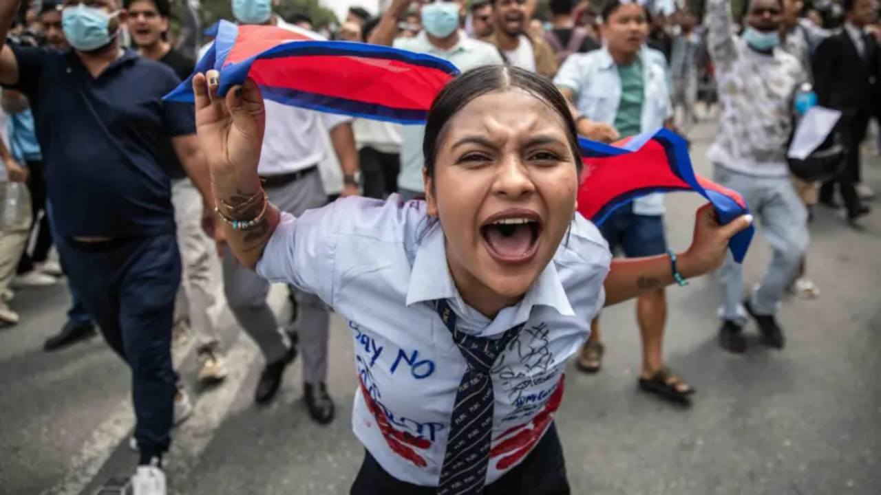 Nepal'de Z Kuşağı Protestolarıyla Başbakan Oli İstifa Etti