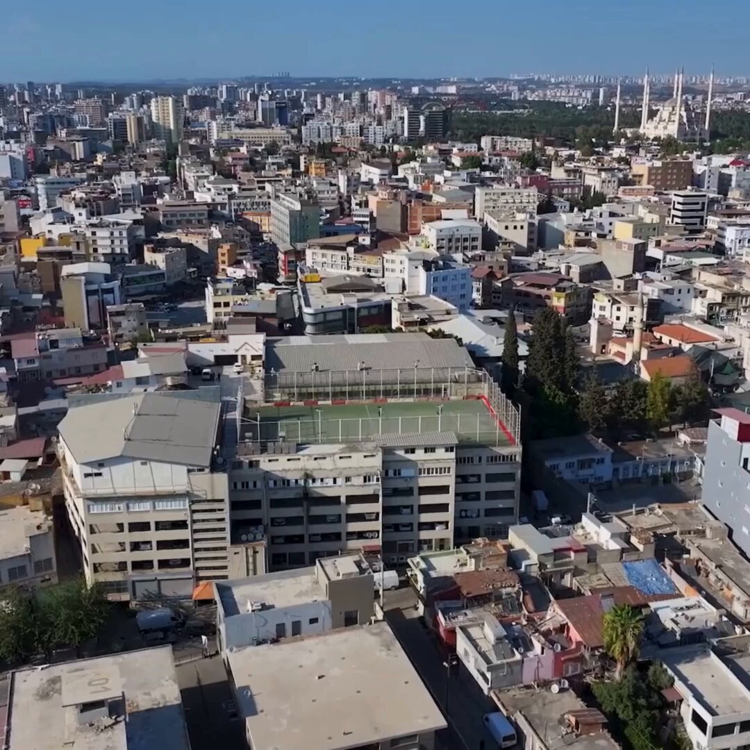 Adana'daki Çatı Halı Sahası 26 Yıl Boyunca Sporseverlere Hizmet Veriyor