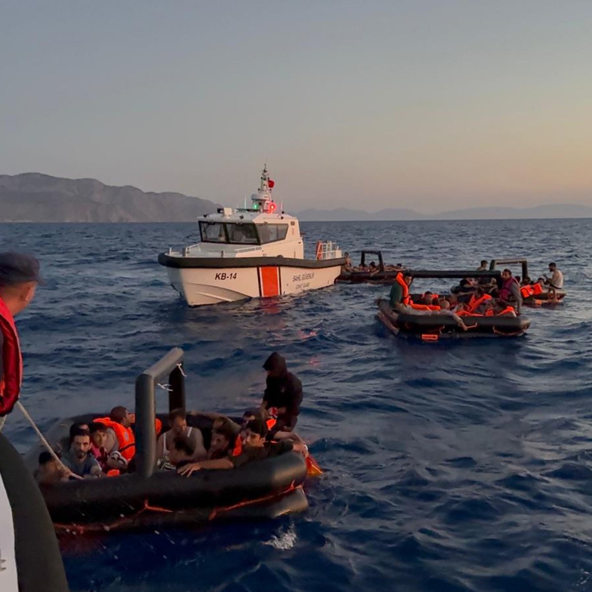 Yunanistan Sahil Güvenlik Tarafından Türk Karasularına İtilen 74 Göçmen Kurtarıldı