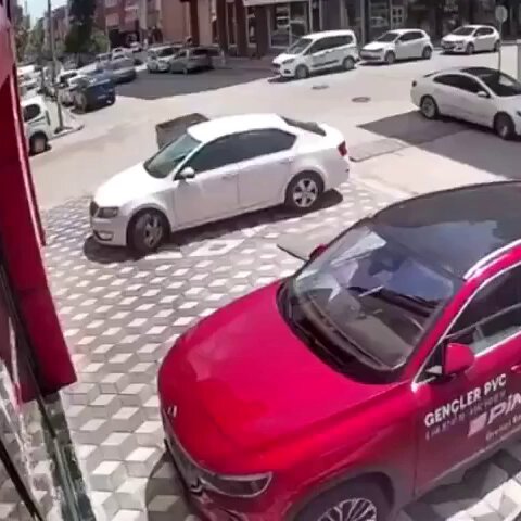Isparta'da Bir Dükkana 2 Yılda 9 Araç Çarptı: 450 Bin TL'lik Zarar