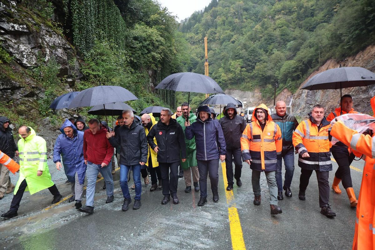 Rize'de Aşırı Yağışlar Ulaşımı Etkiledi, Ekipler Seferber Oldu