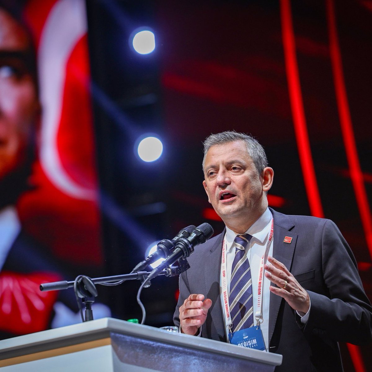 Özgür Özel, CHP Genel Başkanı Seçildi