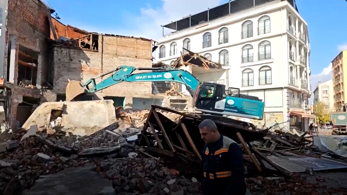 Sındırgı'da 6.1 Büyüklüğündeki Depremin Ardından Enkaz Kaldırma Çalışmaları Başladı