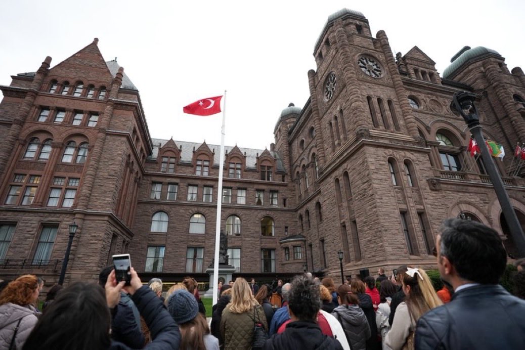 Türk Bayrağı Toronto'da 29 Ekim Cumhuriyet Bayramı'nda Törenle Göndere Çekildi