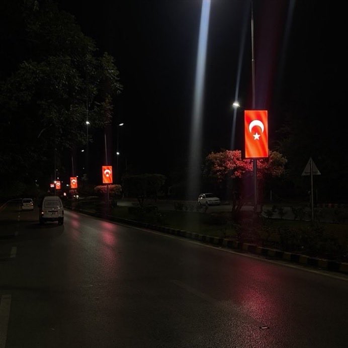 Pakistan'ın Cumhuriyet Bayramı Jestinde Türk Bayrağı Sokaklara Yansıdı