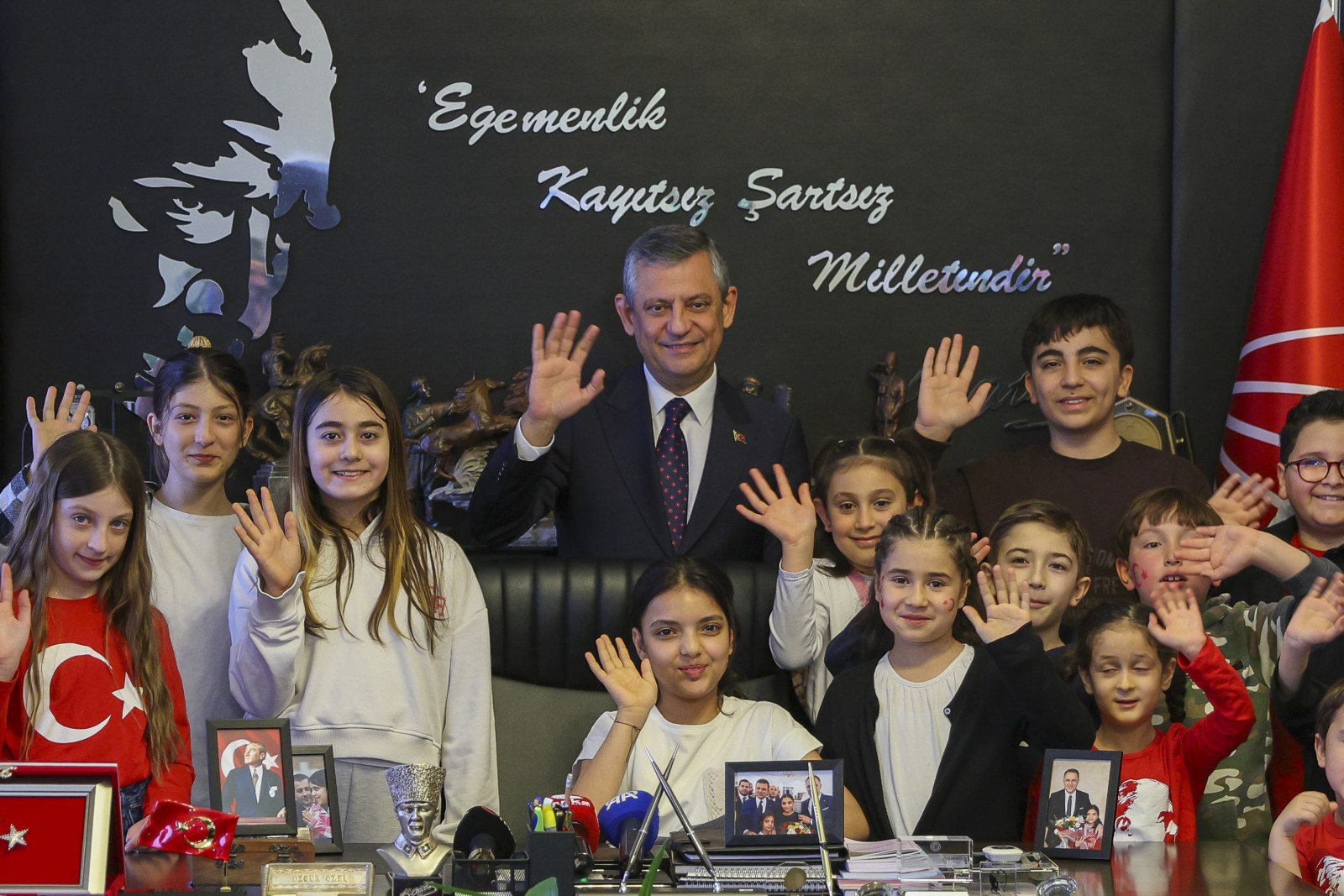 Özgür Özel Koltuğunu Depremzede Elisa’ya Devretti: 'Atatürk’ün Güvenini Boşa Çıkarmamak Görevimizdir'