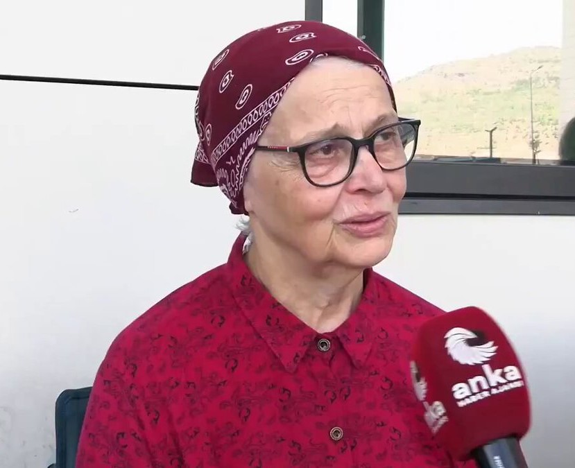 Anne Gülümser Çalık Hastane Bahçesinde Oğlunu Görmek İçin Bekliyor