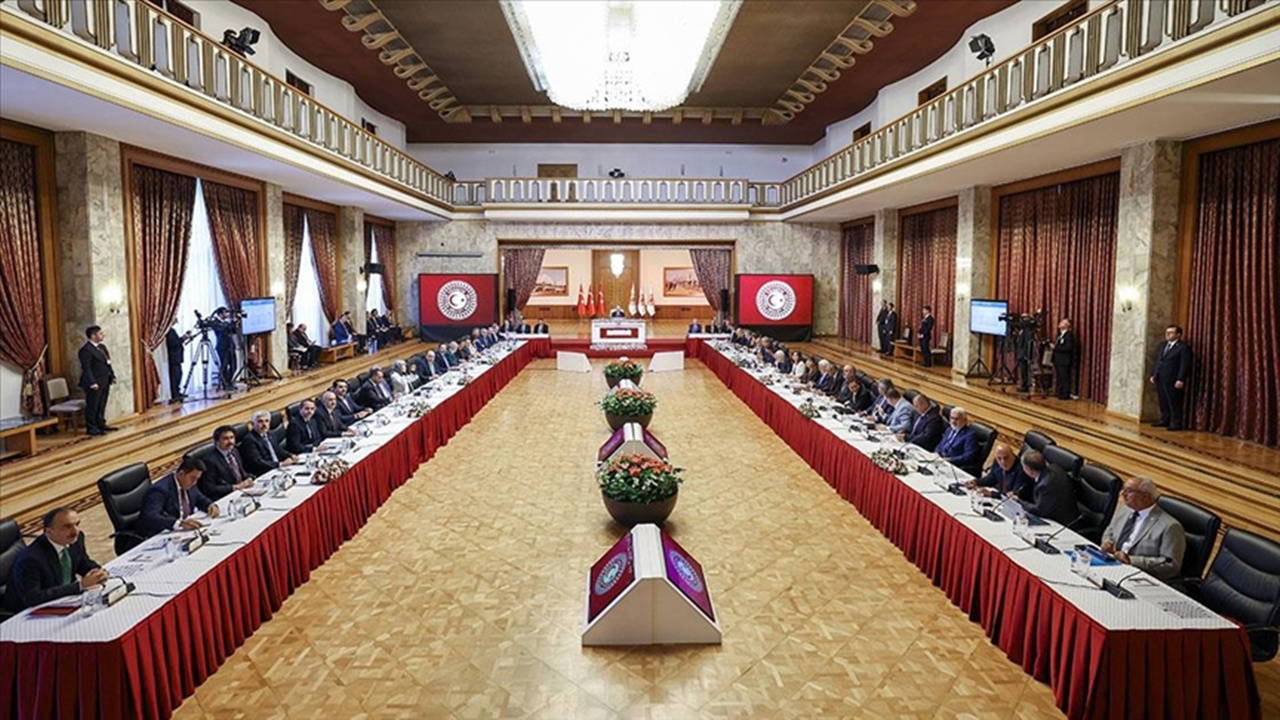 TBMM'de 'Kürt Sorunu' Tartışması: CHP Demokratikleşme Önerisi Sunarken, DEM Parti 'Her Şeyi Çözemez!' Uyarısı Yaptı