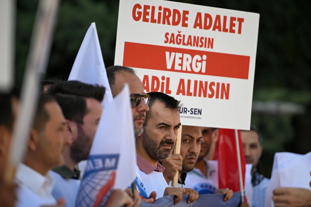 Memurlar Pazartesi İş Bırakma Kararı Aldı: Türkiye'deki Kamu Hizmetleri Etkilenebilir!