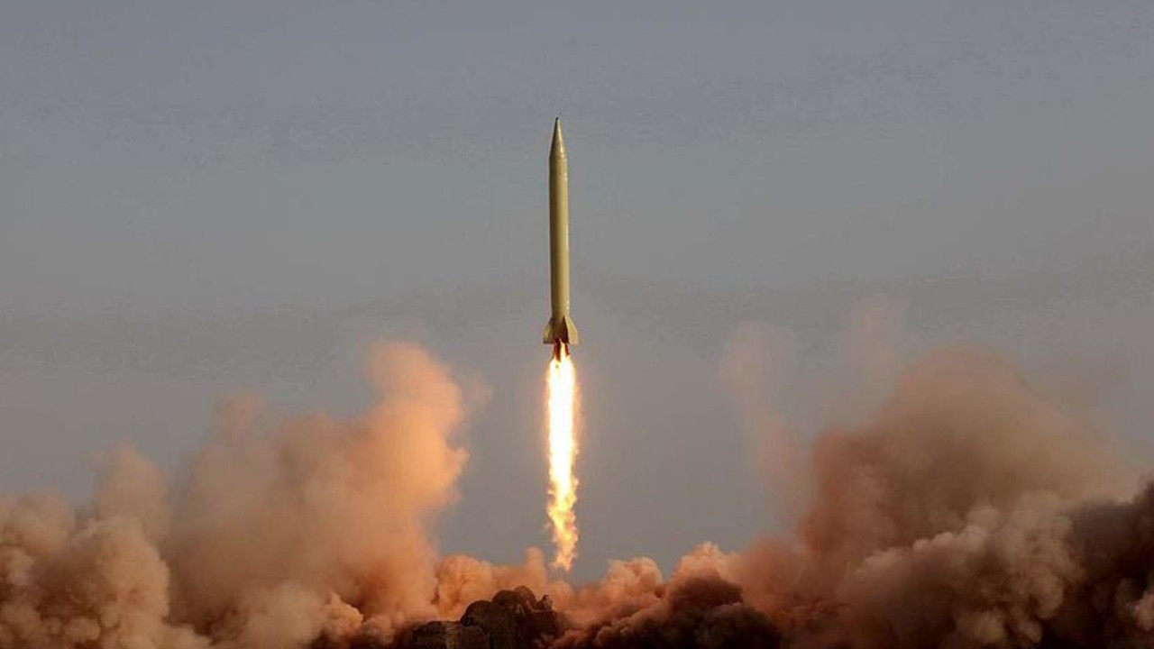  Yemen'den İsrail'e Füze Saldırısı! Tel Aviv Havaalanı Kapanırken Sirenler Çaldı!