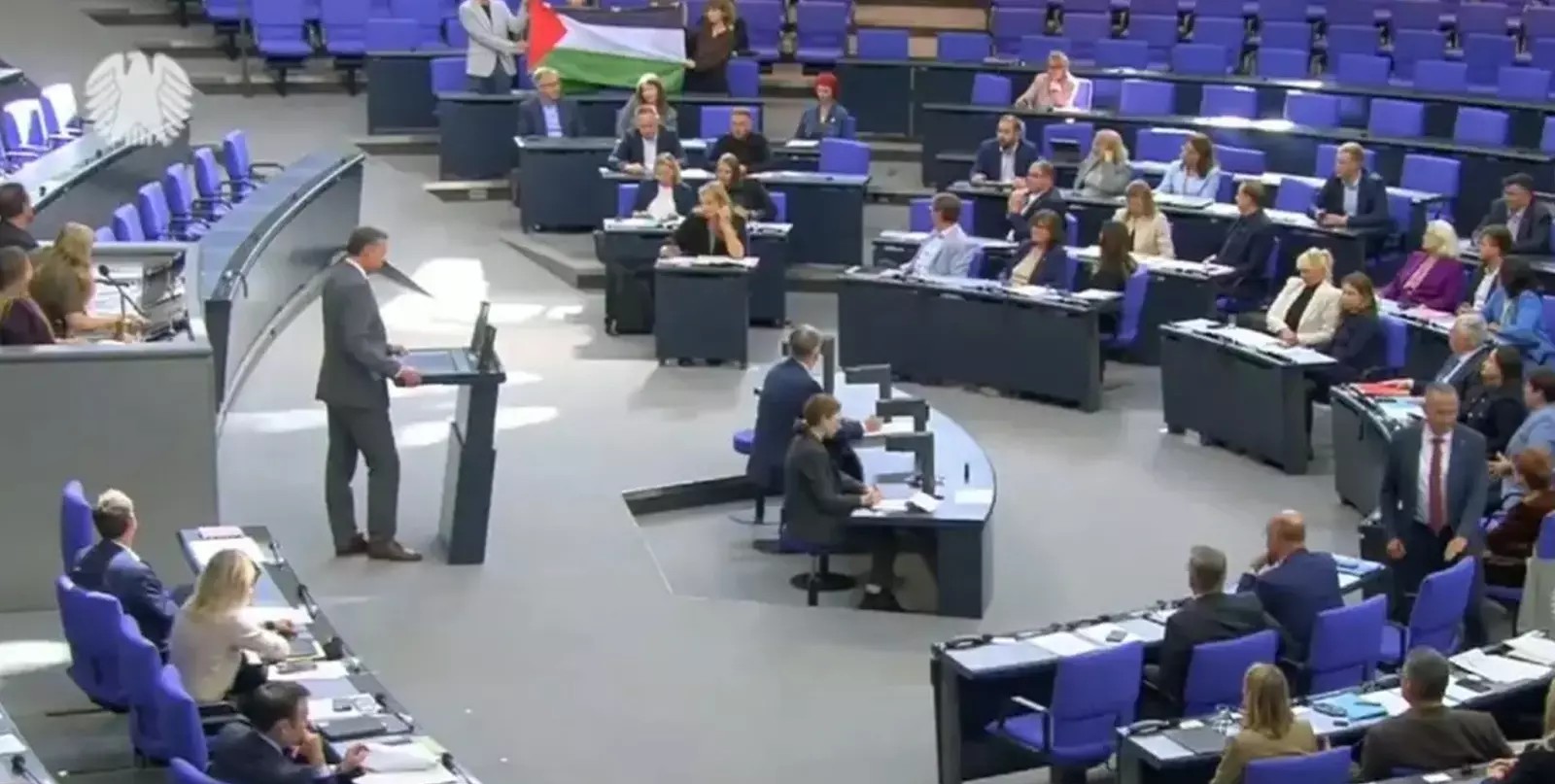 Alman Milletvekillerinden Filistin Dayanışması: Mecliste Filistin Bayrağı Açıldı!