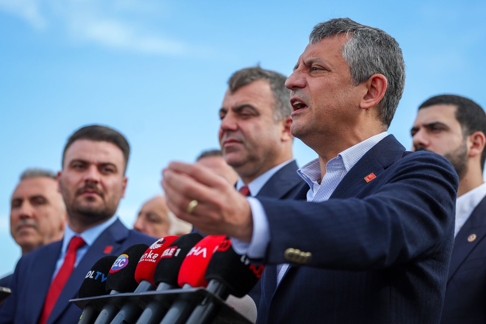 Özel'den Sert Sözler: 'Sana Yapılmayanı Bize Reva Görüyorsun!'