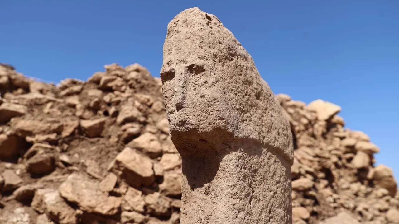 Şanlıurfa'da 12 Bin Yıllık İnsan Yüzlü Dikili Taş Keşfedildi