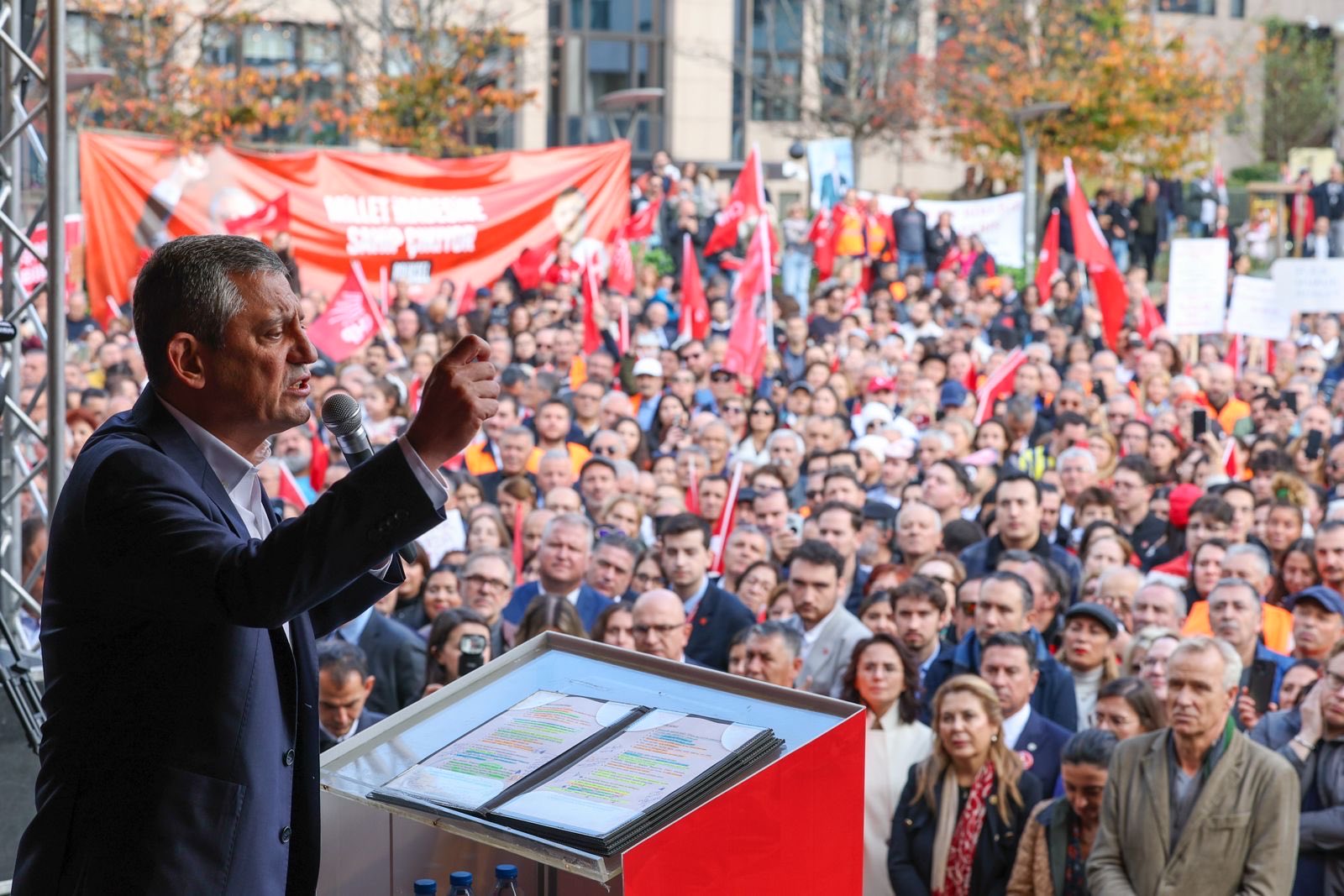 CHP Genel Başkanı Özgür Özel, Brüksel'de 19 Mart Darbesini Dünyaya Anlattı.