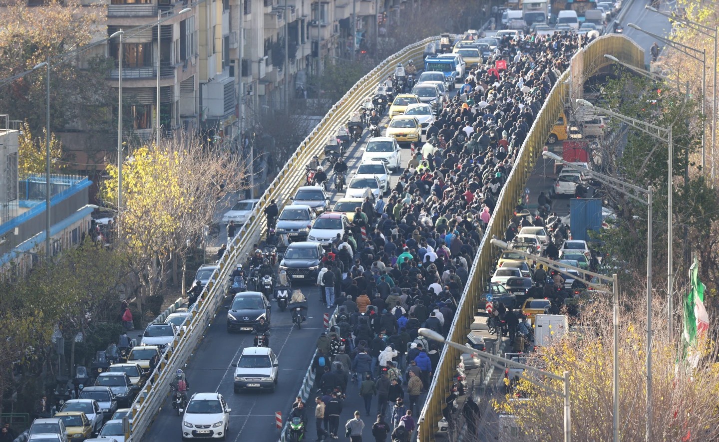 İran'da Halk Sokaklara İndi: İsfahan'da Başlayan Protestolar Ülke Geneline Yayılıyor