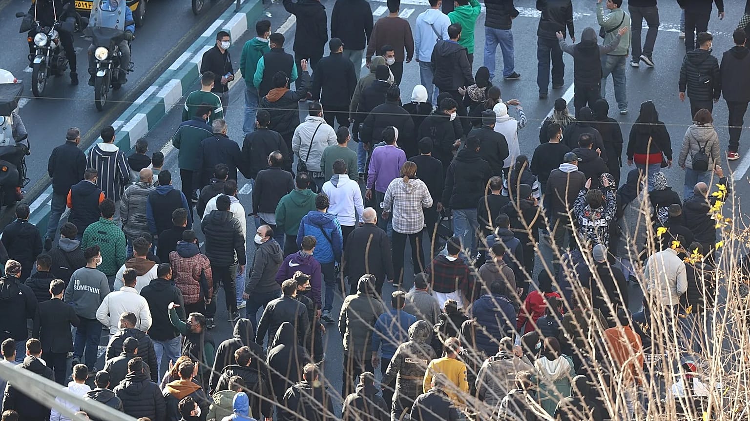 İran'da Ekonomik Sıkıntılar Nedeniyle Sokak Protestoları Sürüyor