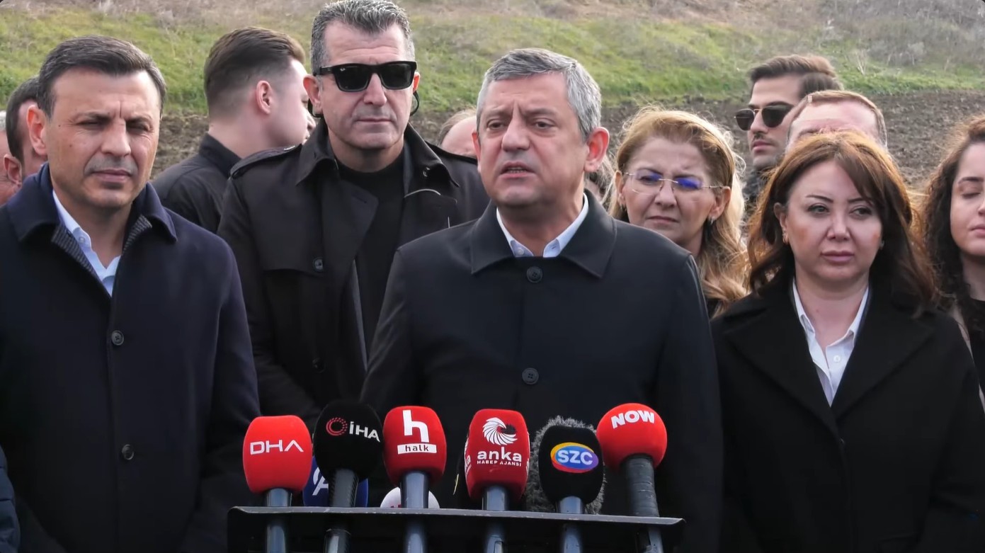 Özgür Özel'den İmamoğlu'nun Diploma Davası Sonrası Sert Çıkış: 'Bu Delilikle Meşgulüz'