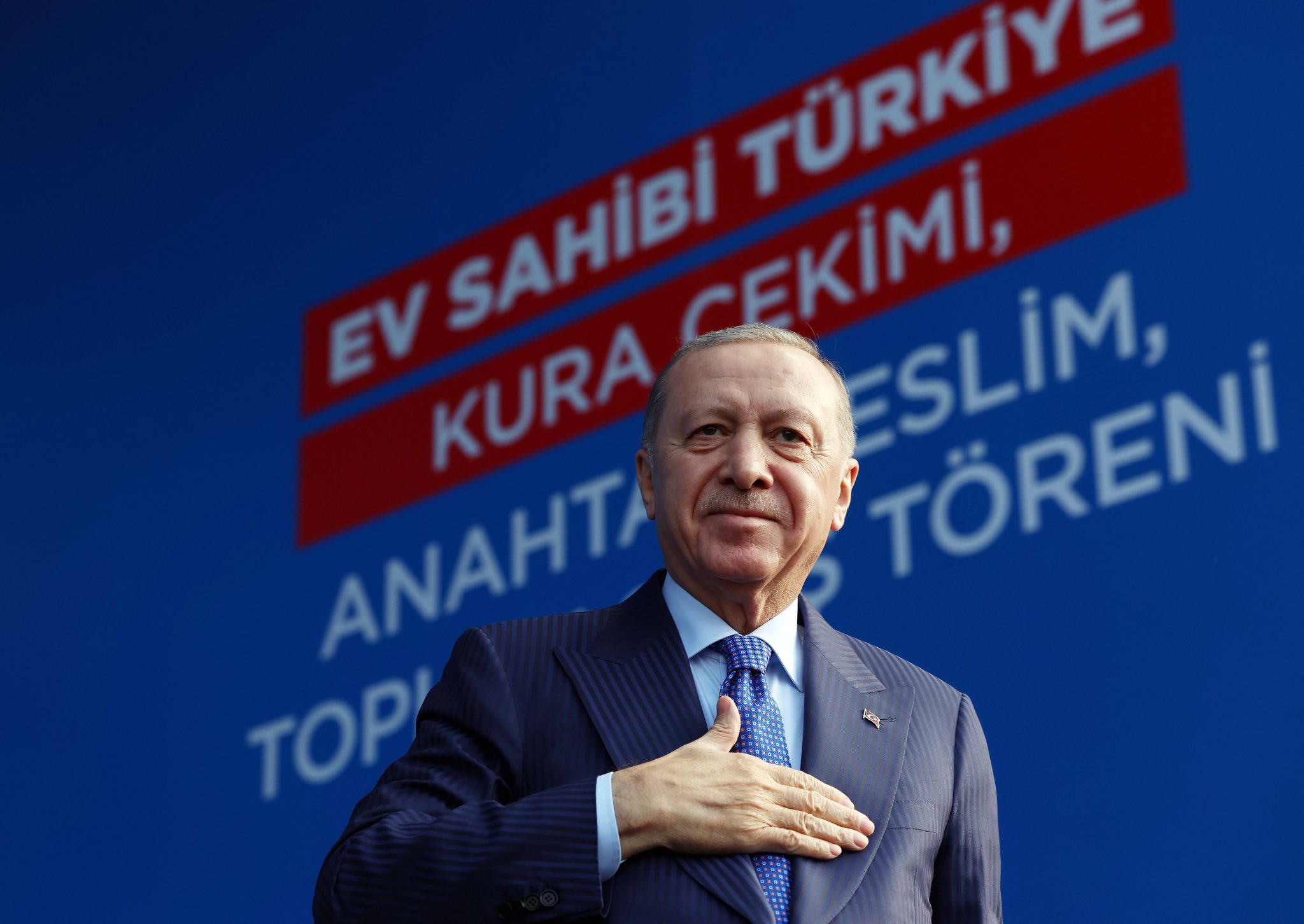 Cumhurbaşkanı Erdoğan'dan Muhalefete: 'Eserlerimizle Konuşuyoruz, Laf Değil Hizmet Yarıştırın'