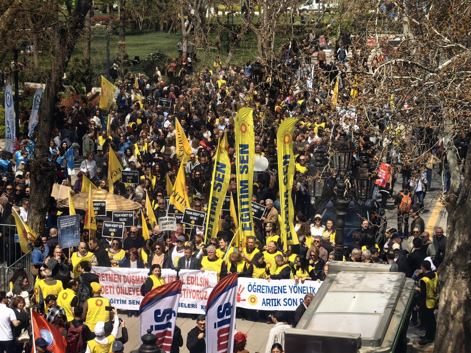 Eğitim Sen MEB Önünde Nöbette: 'Bu nöbet Türkiye’nin Demokratikleşme Nöbetidir'