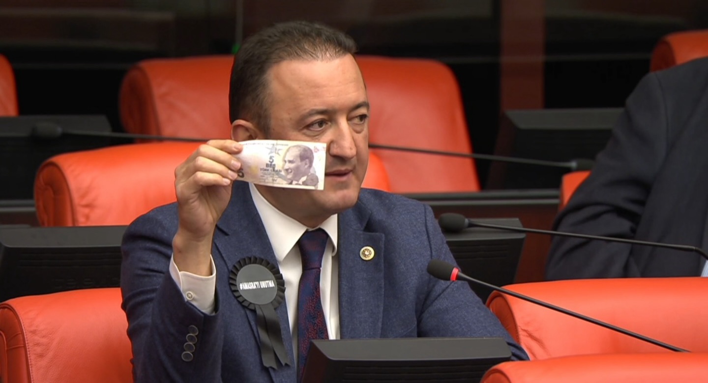 Barış Bektaş’tan Meclis'te Ekonomik Tokat! 5 Lirayı Gösterdi : Bir Zamanlar 1 Kilo Tavuk, Şimdi 100 Gram Tavuk Derisi!