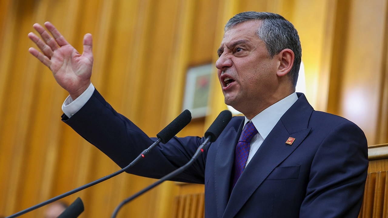 Özel'den Sert Söylem: 'Milletin Yakasından Düş, Kanıtla ya da Özür Dile!'