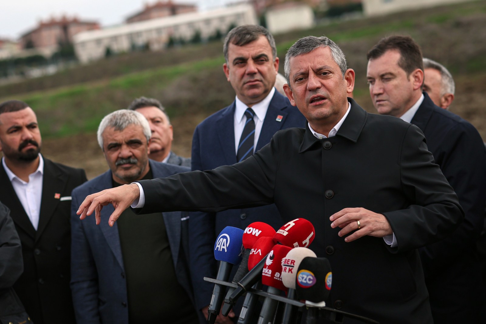 Özel'den 'İmralı' ve 'dere' metaforuyla Erdoğan'a sert eleştiri: 'Derenin derinliğini MHP'ye ölçtürecek, kenara çekilecek!'