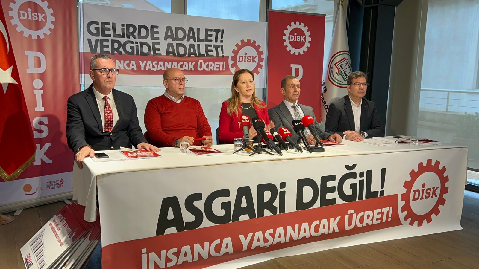 DİSK-AR'dan Çarpıcı Asgari Ücret Araştırması: 'İşçilerin Yarısı Asgari Ücretli, Ücretler Erimeye Devam Ediyor'
