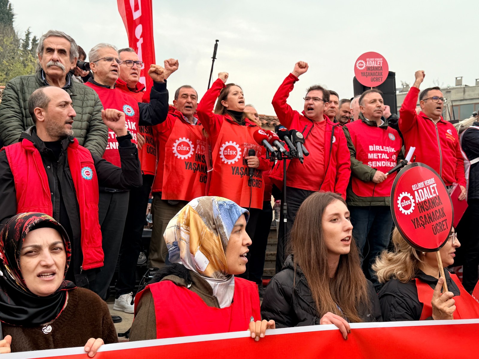 DİSK Ankara'ya Yürüyor: 'Asgari Ücret Açlığa Mahkum Edemez!'