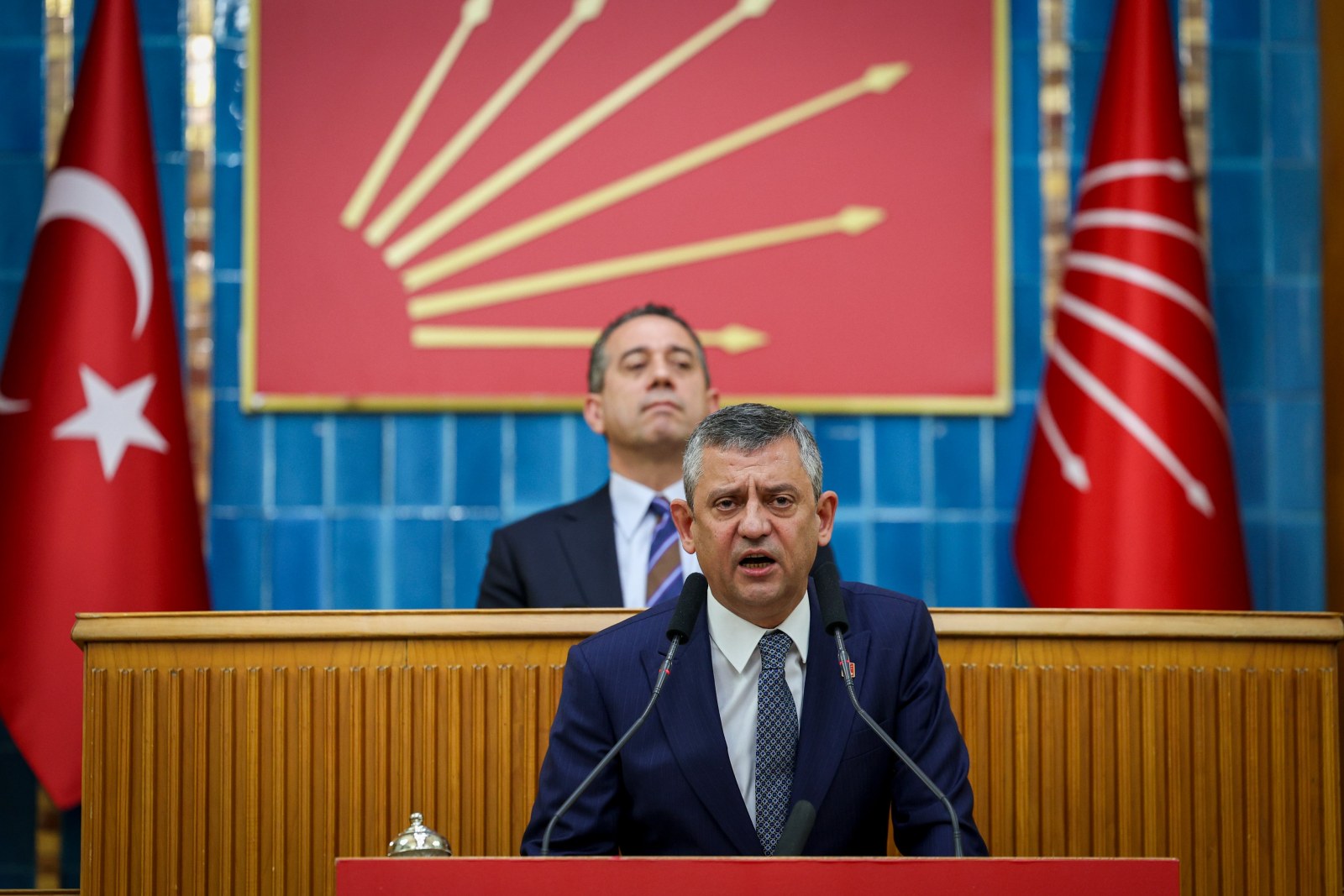 ÖZEL'DEN SİYASETİN GELDİĞİ NOKTAYA SERT ELEŞTİRİLER : '2026'DA UMUT, MÜCADELE VE İKTİDAR BİZİMLE OLACAK!'