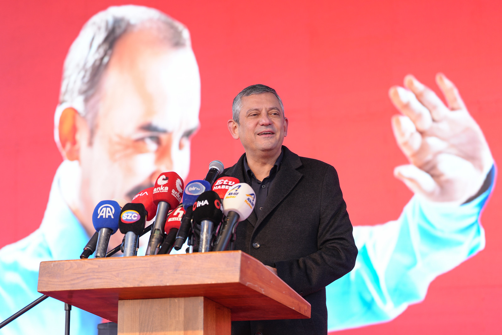 Normalleşme Süreci Yeniden Mi Başlıyor? Özel'den CHP'li Belediyelere Yeni Siyaset Çağrısı: 'AK Parti ve MHP'lileri Davet Edin, Davet Edildiğimiz Her Yere Gideceğiz'