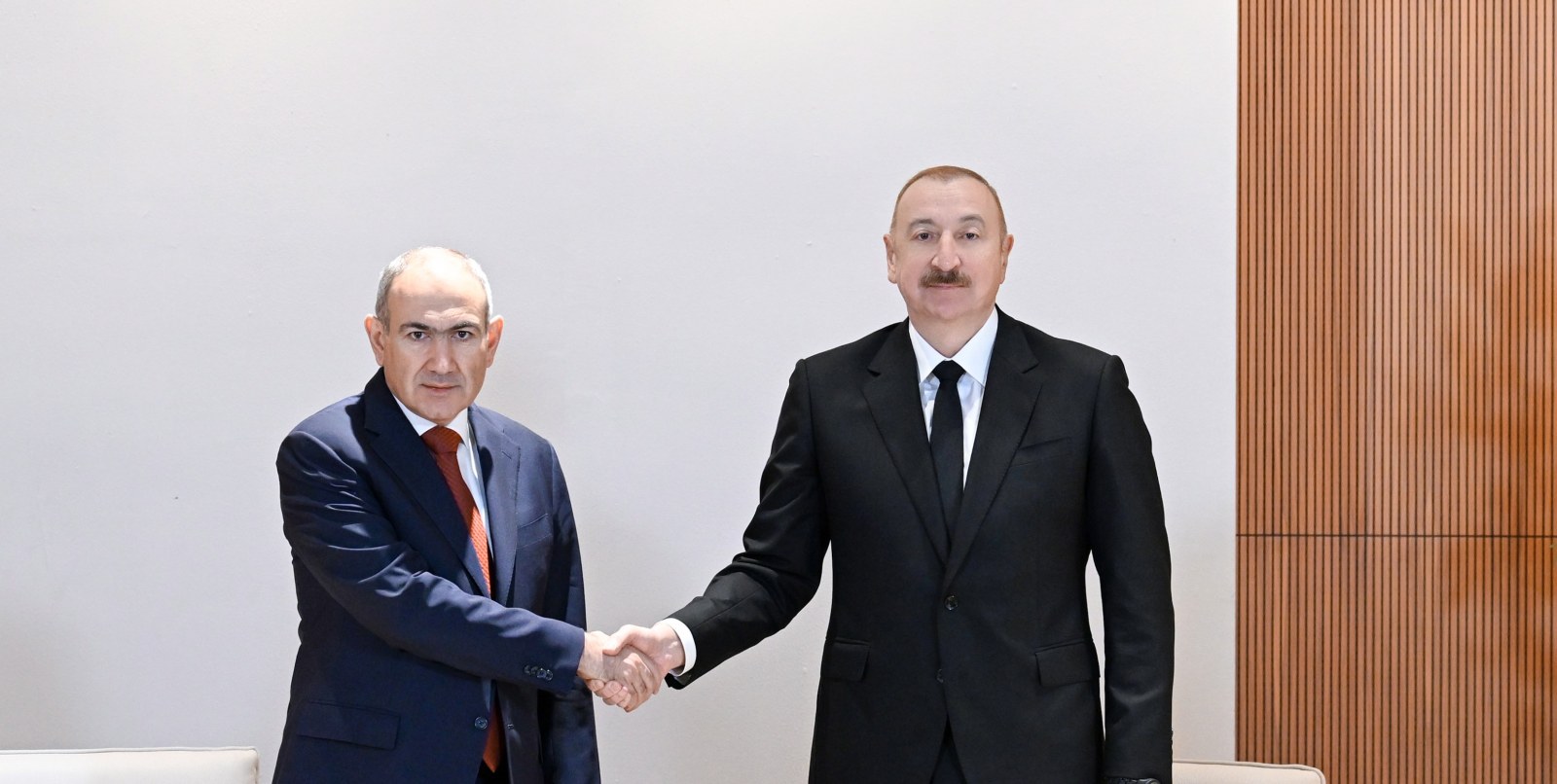 Aliyev ve Paşinyan Abu Dabi'de Buluştu: Ticaret ve Barış Yolları Açılıyor