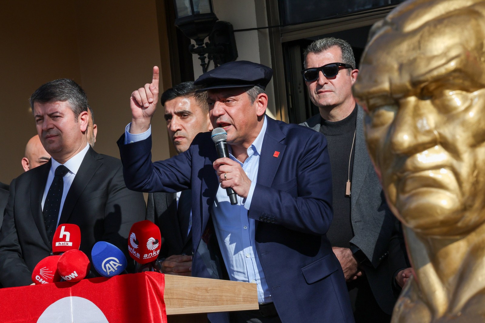 Özel'den Erdoğan'a Sert Çağrı: 'Erken Seçim Sandığını Kaçırma, Sen Kaçarsan Kovalarız!'