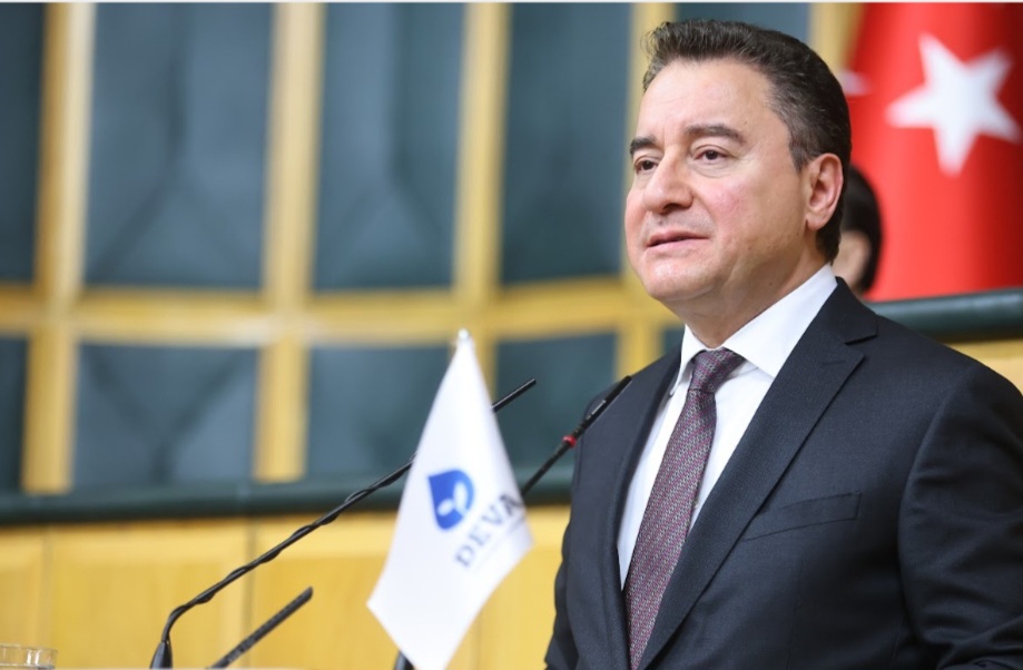 Babacan'dan Sert Söylemler: 'İktidar ve Ana Muhalefet, Milleti Siyasetten Bezdirme Antı İçmiş Gibi'