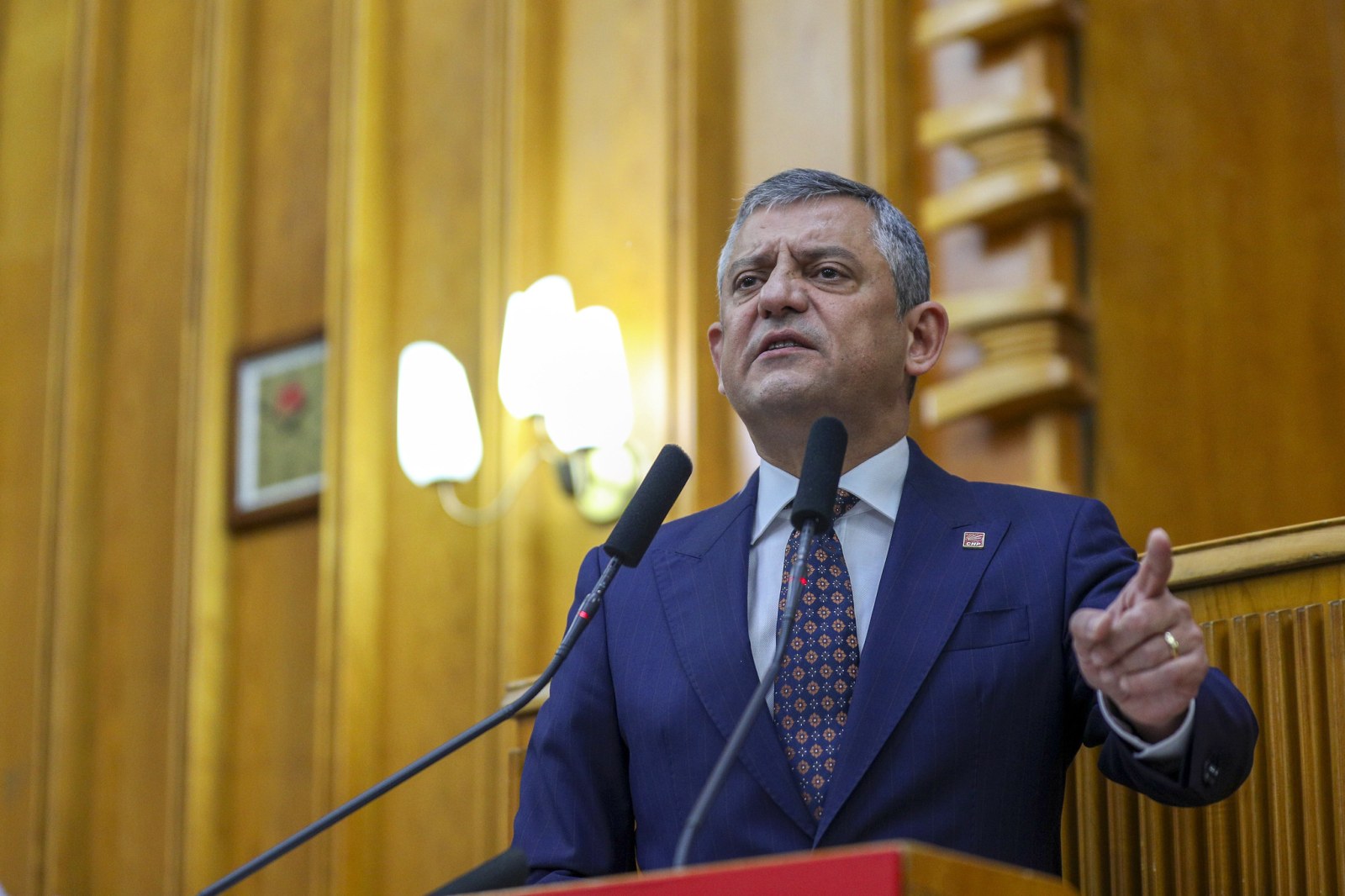 Özel'den Erdoğan'a Canlı Yayın Çağrısı ve Sert Ekonomi Eleştirileri: 'Getir Sandığı, Çözeceğim'