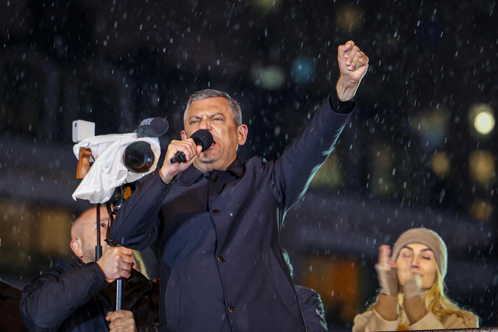 Özgür Özel'den Sert Çıkış: 'Yargılamayı Ertelerlerse Gök Kubbeyi Yıkarız'