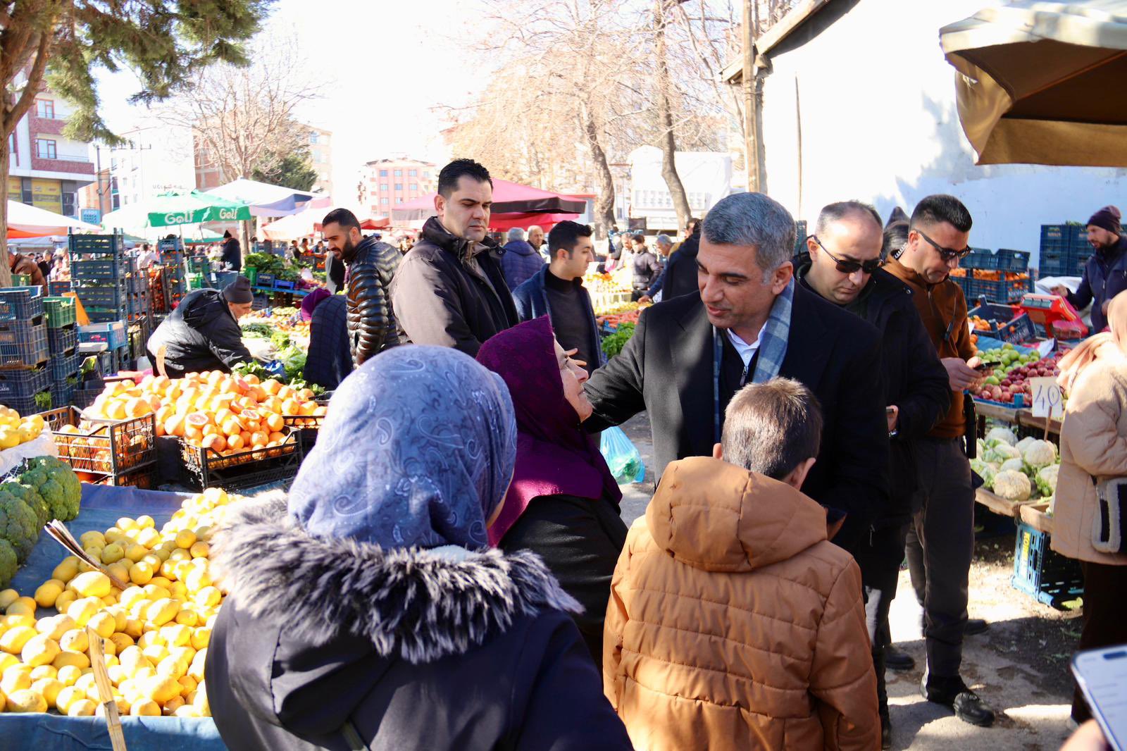 CHP'li Erol'dan Pazar Yerinde Ekonomi Çıkarması: 'Ayakta Kalma Mücadelesi Var'