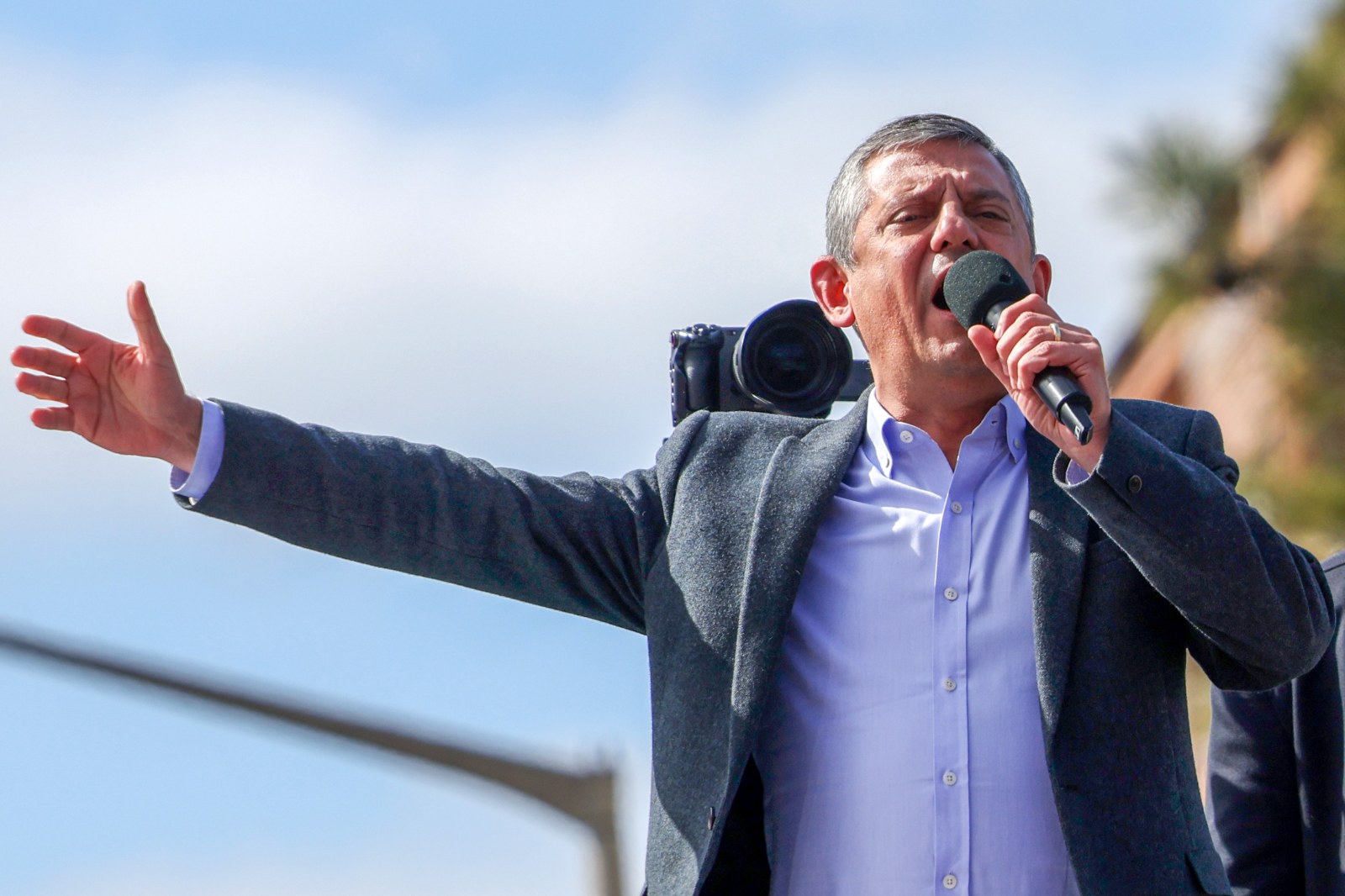 Özgür Özel'den Burdur'da Sert Çıkış : 'Siz Hiç AK Partiliyi Çarşıda Görüyor Musunuz? Çünkü Onlar Artık Siyaseti Bıraktı, Yargı Kollarına Güveniyor'