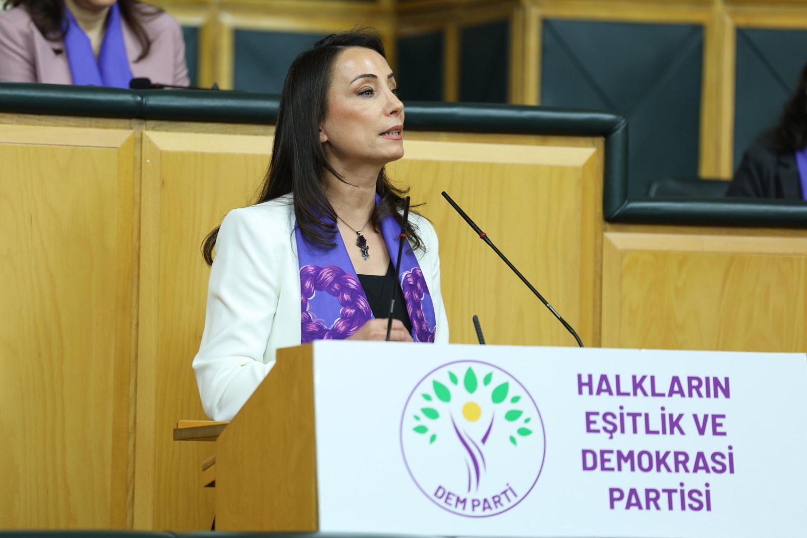 DEM Partili Hatimoğulları'ndan 8 Mart Mesajı: 'Biz Yangının Küllerinden Doğan Anka Kuşlarıyız'