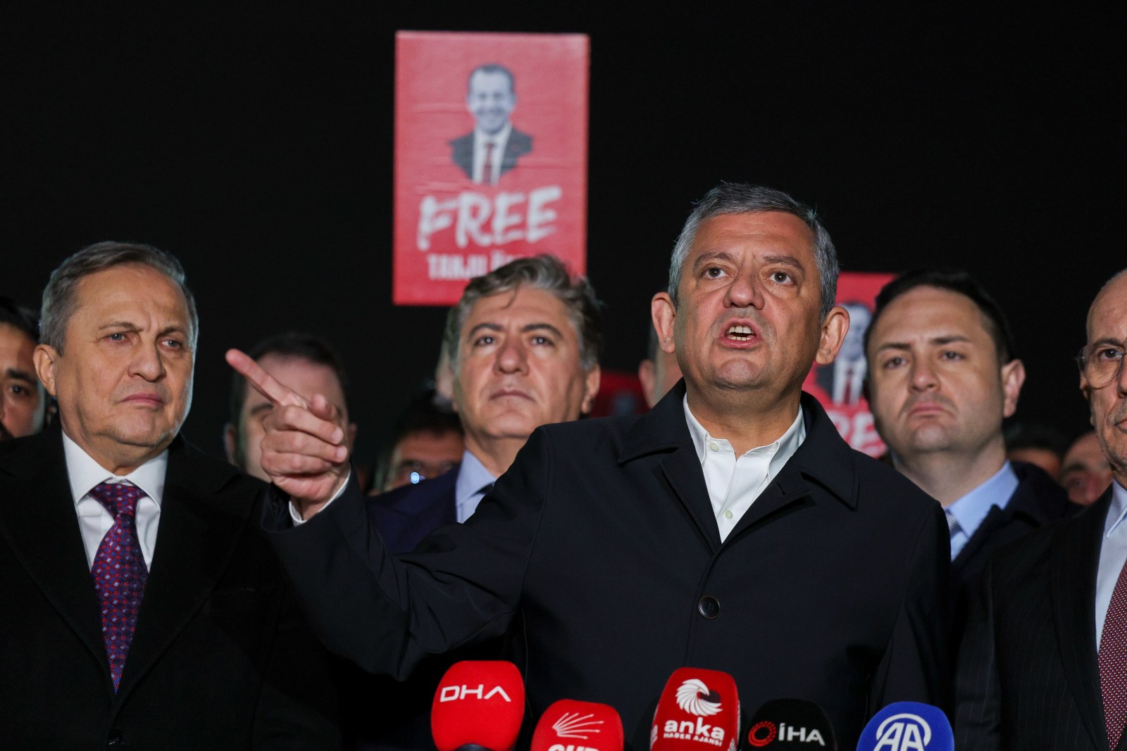 CHP Genel Başkanı Özgür Özel'den Sert Çıkış: 'Burs Vermek Suçsa, En Büyük Suçlu Erdoğan'dır, Tanju Özcan Başı Dik Çıkacak'